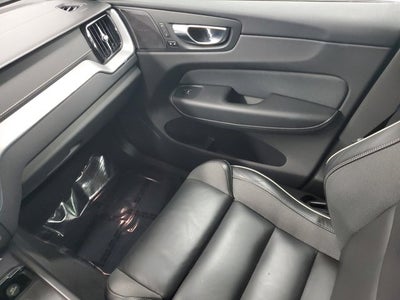 2022 Volvo XC60 B6 R-Design