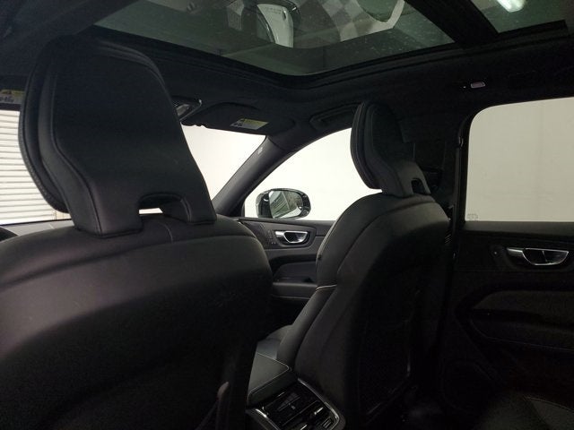 2022 Volvo XC60 B6 R-Design