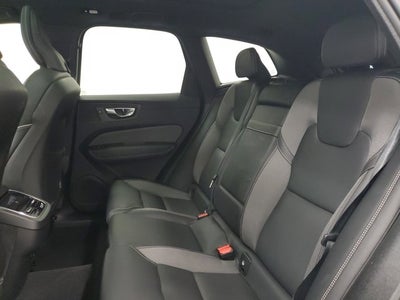 2022 Volvo XC60 B6 R-Design