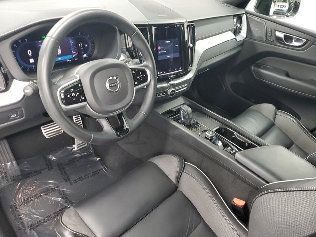 2022 Volvo XC60 B6 R-Design