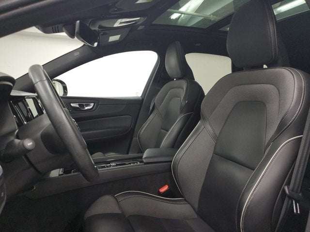 2022 Volvo XC60 B6 R-Design