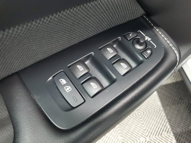 2022 Volvo XC60 B6 R-Design