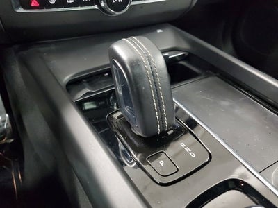 2022 Volvo XC60 B6 R-Design