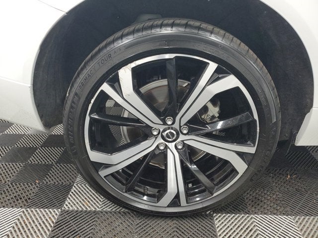 2022 Volvo XC60 B6 R-Design