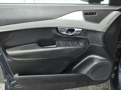 2022 Volvo XC90 T5 Momentum